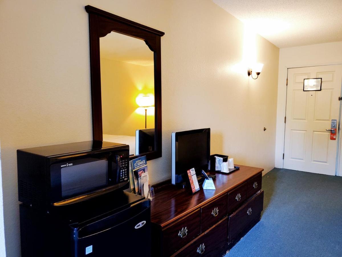 Voyager Inn Saint Ignace Ngoại thất bức ảnh