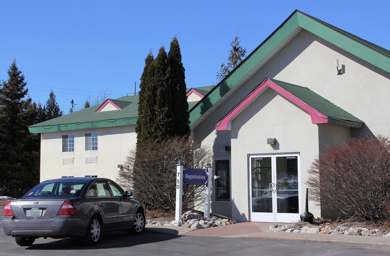Voyager Inn Saint Ignace Ngoại thất bức ảnh