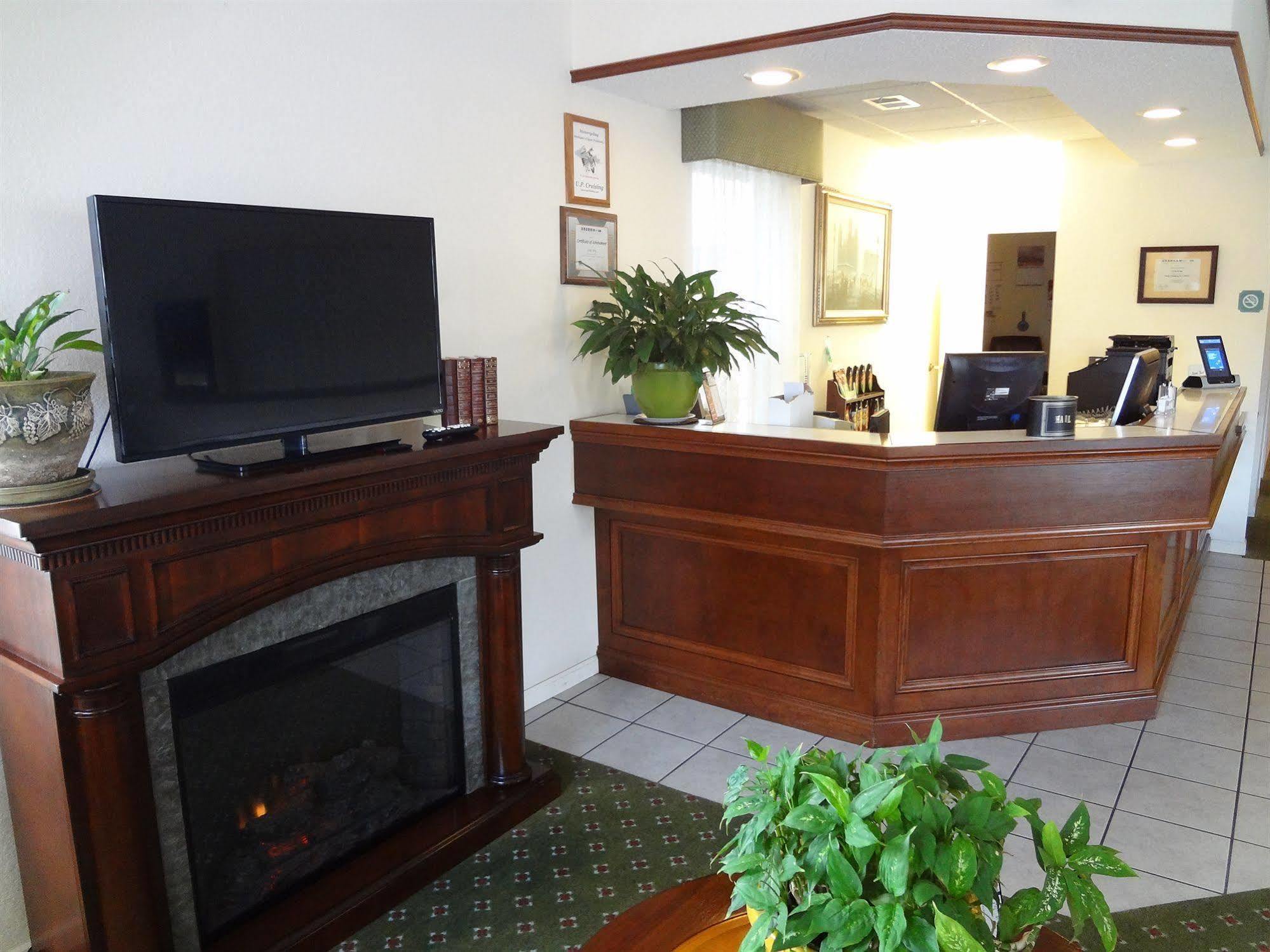 Voyager Inn Saint Ignace Ngoại thất bức ảnh