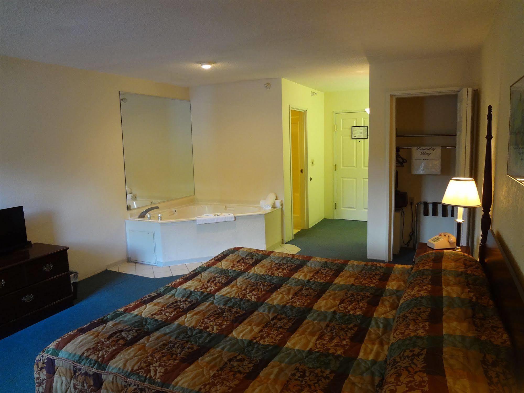 Voyager Inn Saint Ignace Ngoại thất bức ảnh