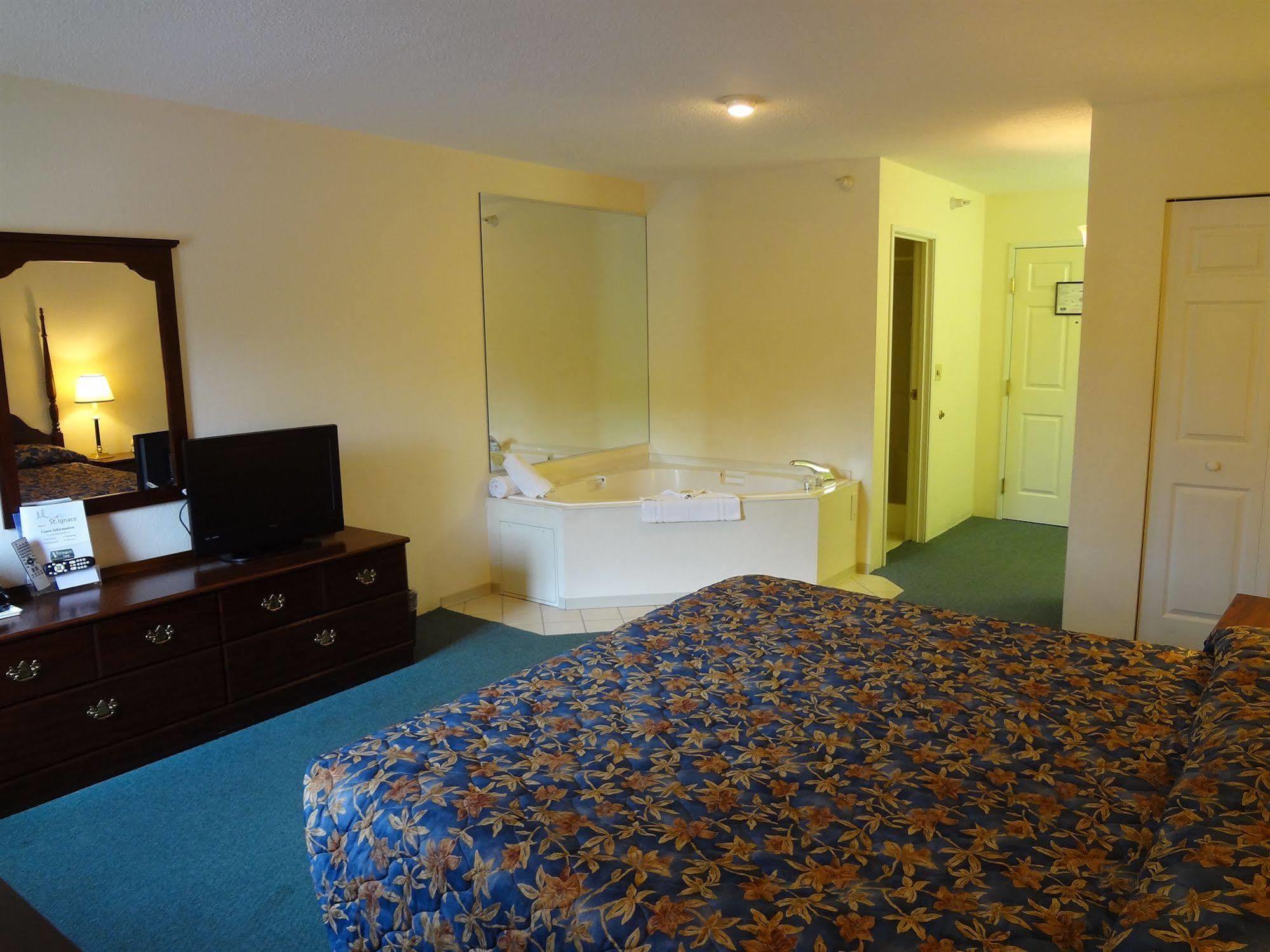 Voyager Inn Saint Ignace Ngoại thất bức ảnh